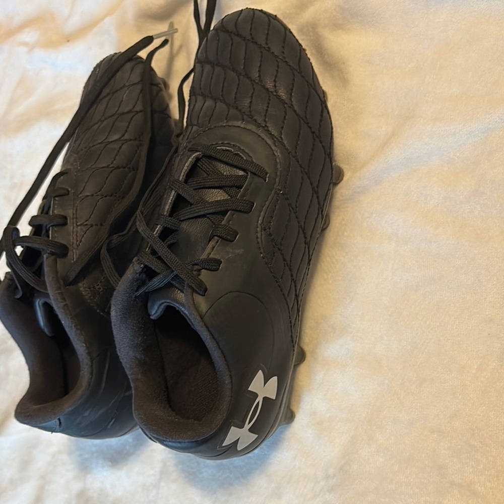 Under Armour Black soccer cleats size 4 Textured Low-Top Design